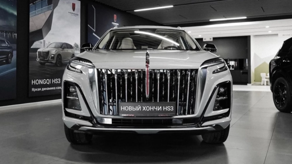 Кроссовер Hongqi HS3 в дилерском центре «Авангард» в автосалоне у дилера спереди новый