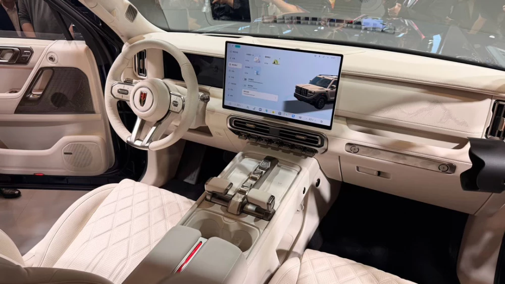 Рамный внедорожник Hongqi P567 представили в Пекине пекинский автосалон 2026 новинки салон бежевый