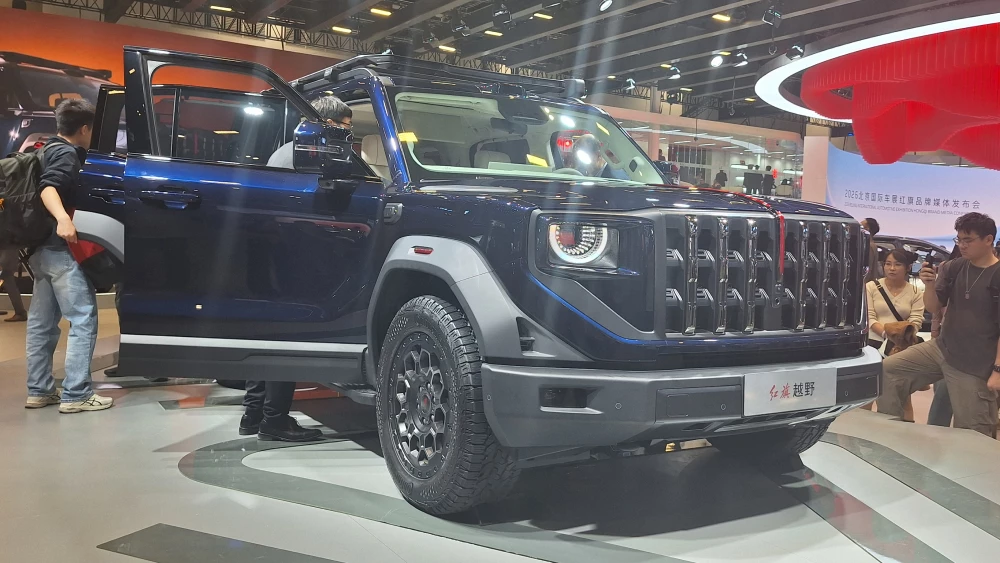 Рамный внедорожник Hongqi P567 представили в Пекине пекинский автосалон 2026 новинки сбоку спереди
