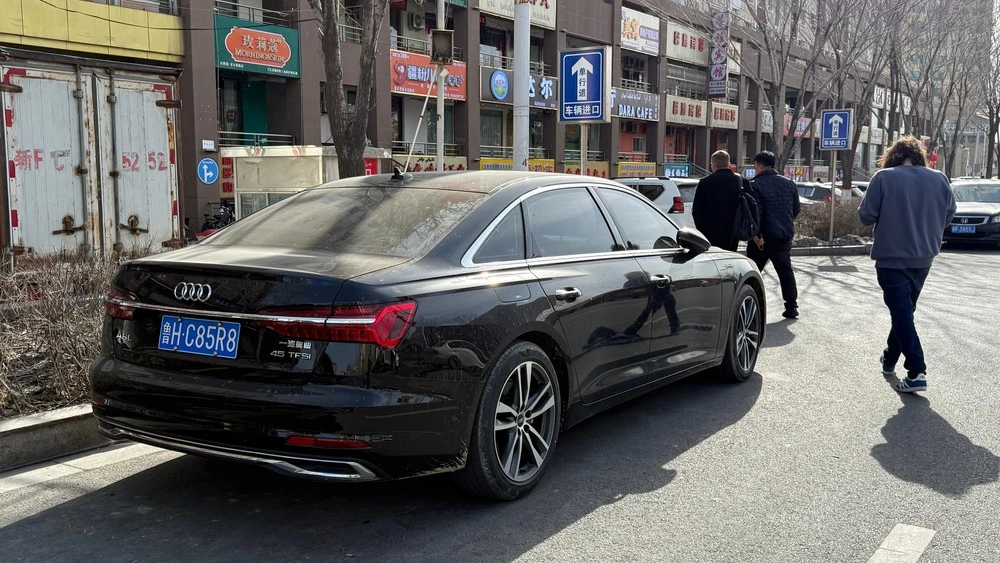 Хоргос Audi на улице город