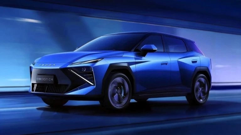 кроссовер omoda c4 в России сбоку спереди