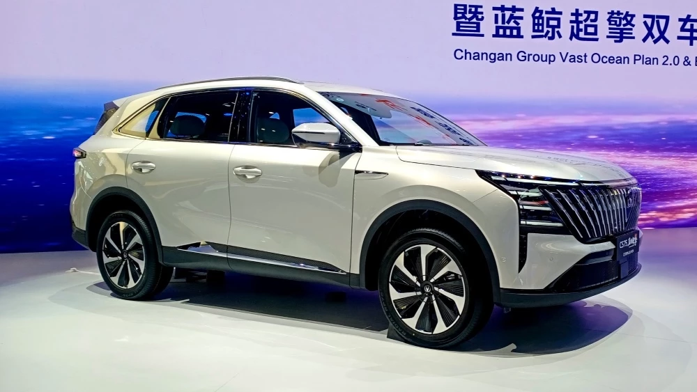 changan cs75 plus hev в Пекине кроссовер сбоку спереди гибрид
