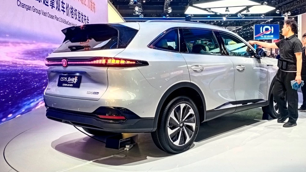 changan cs75 plus hev в Пекине кроссовер сзади сбоку гибрид