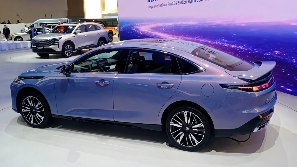 changan eado hev в Пекине сзади сбоку гибрид