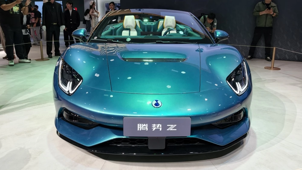кабриолет denza z convertible в Пекине спереди