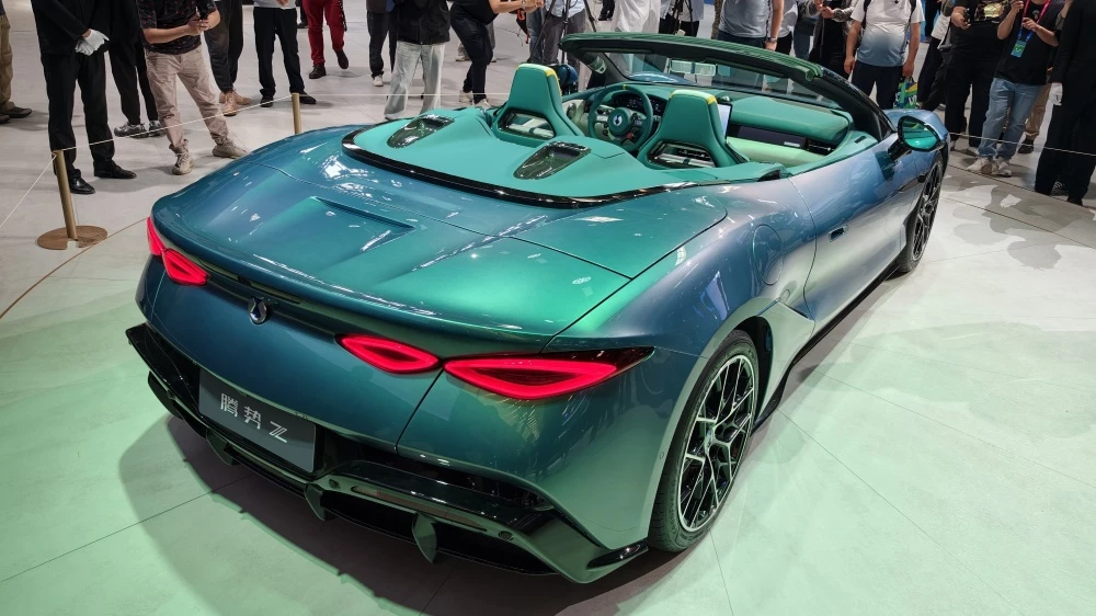 кабриолет denza z convertible в Пекине сзади сбоку