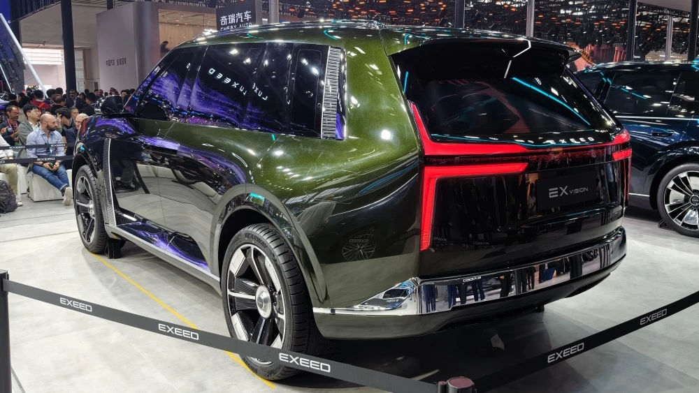 кроссовер exeed ex vision в Пекине сзади сбоку
