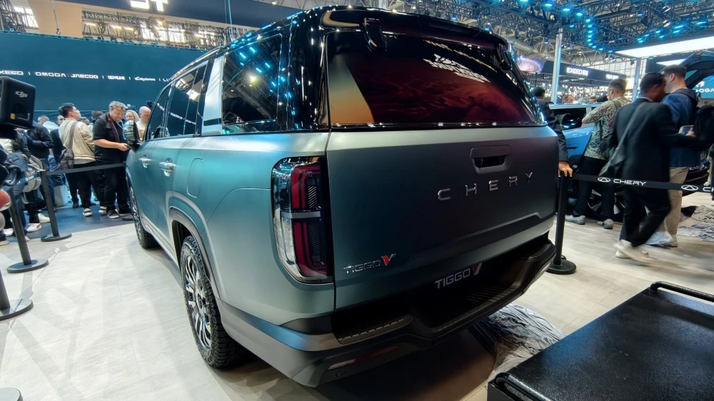 кроссовер chery tiggo v в Пекине сбоку сзади