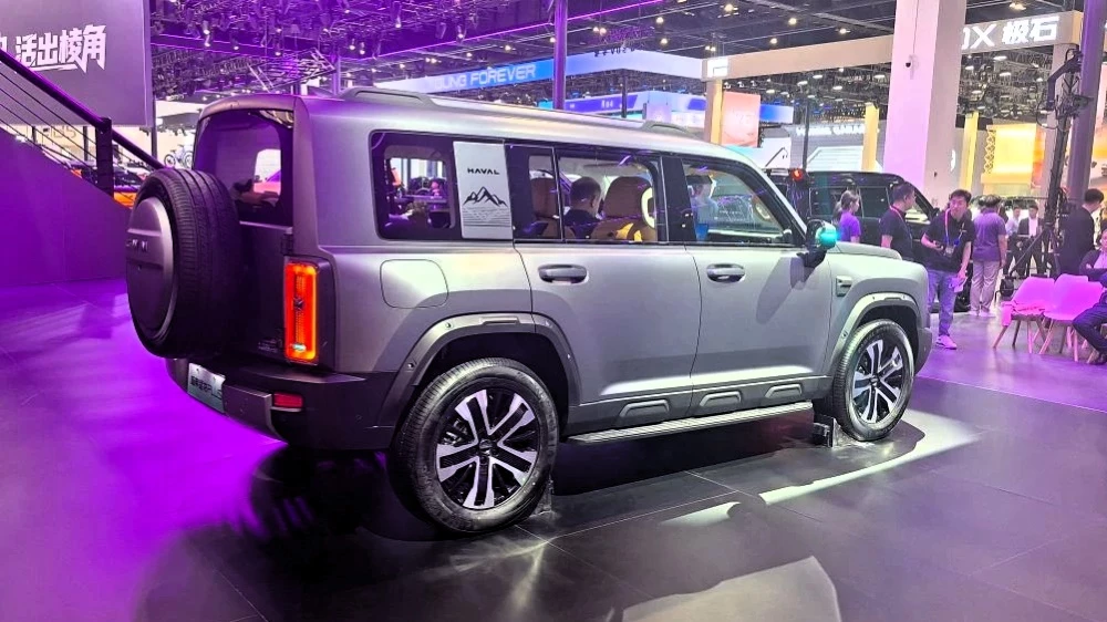 кроссовер haval v7 plus в пекине сзади сбоку raptor