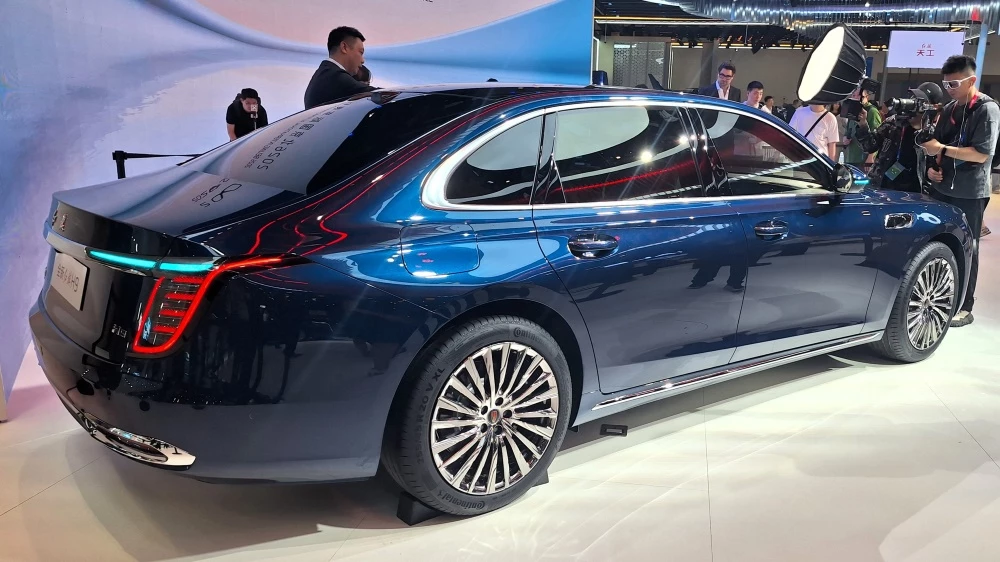 седан hongqi h9 в Пекине сбоку сзади