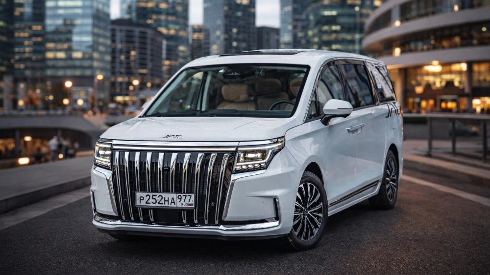 JAC RF8 минивэн тест сбоку спереди