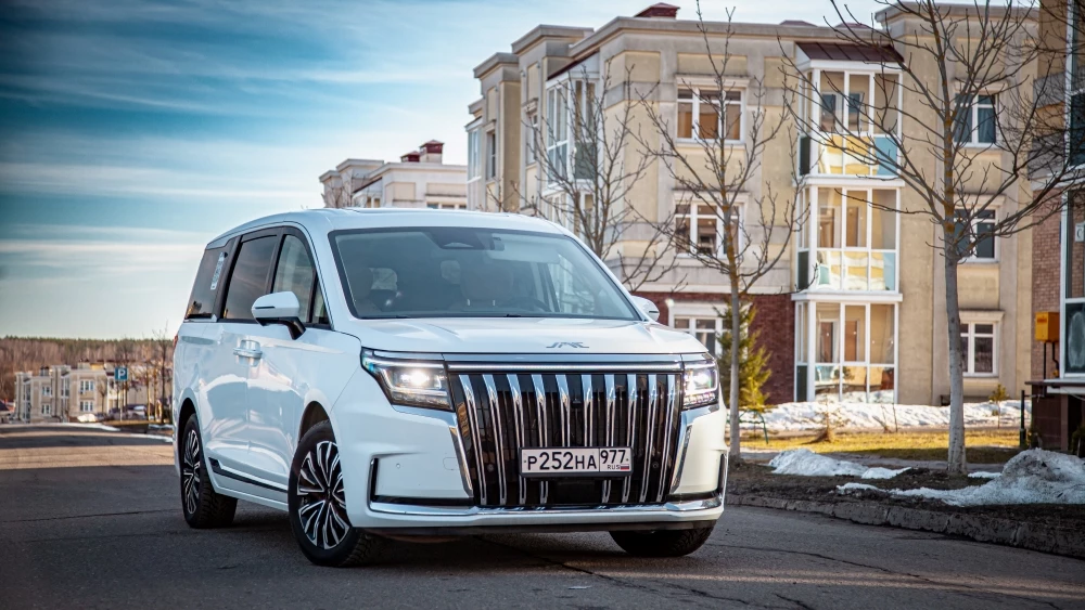 JAC RF8 минивэн тест сбоку спереди в динамике в городе