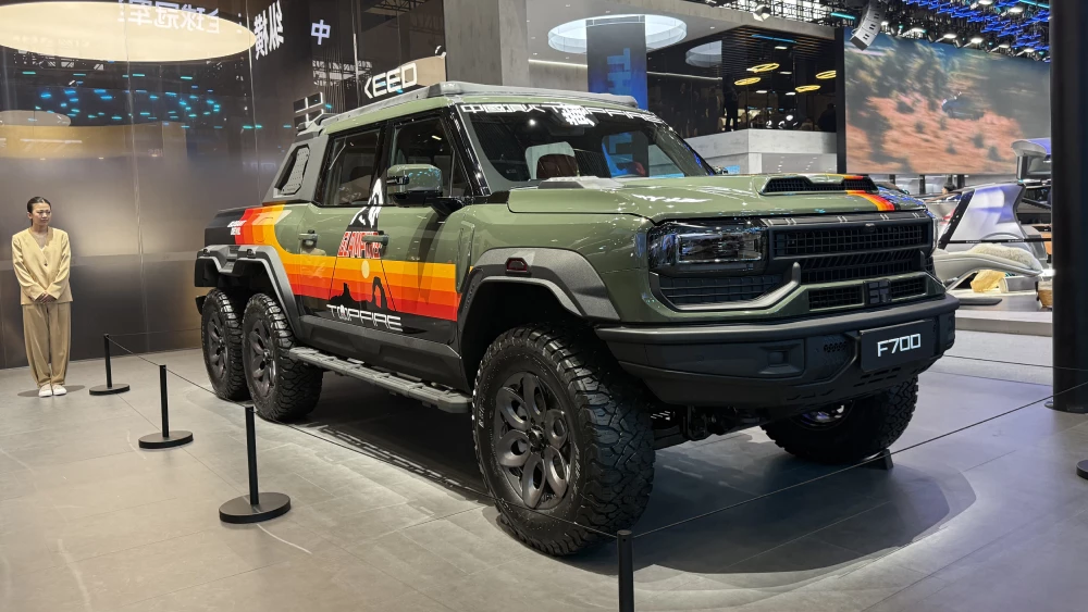 пекинский автосалон в пекине 2026 трехосный jetour f700 пикап сбоку спереди серый