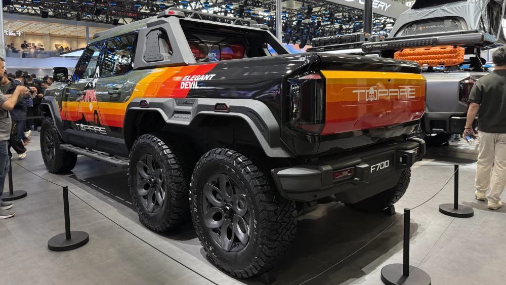 пекинский автосалон в пекине 2026 трехосный jetour f700 пикап сбоку сзади