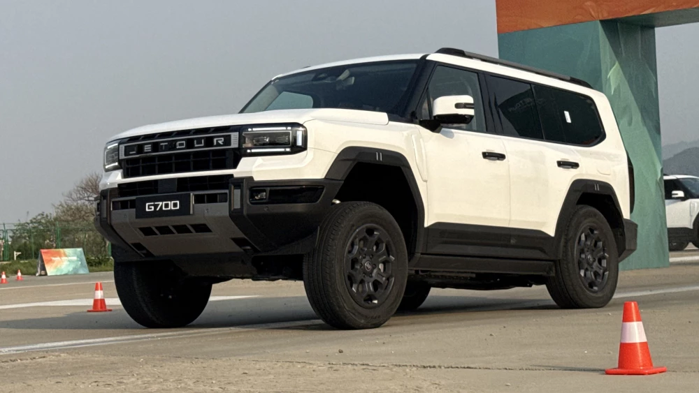 jetour soueast пекинский автосалон 2026 новинки павильон jetour g700 сбоку спереди внедорожник белый