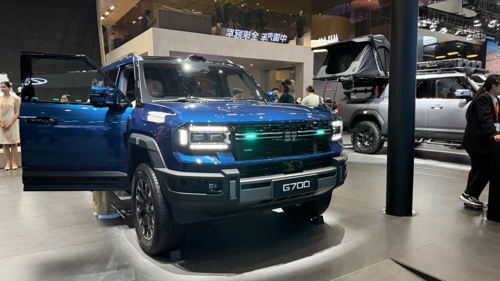 jetour soueast пекинский автосалон 2026 новинки павильон jetour g700 сбоку спереди внедорожник синий
