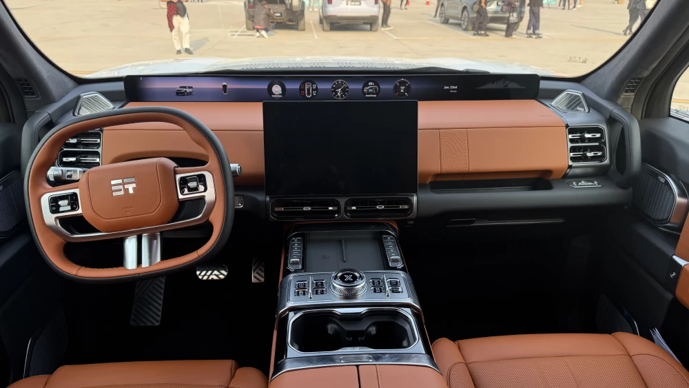 jetour soueast пекинский автосалон 2026 новинки павильон jetour g700 салон коричневый внедорожник гибридный