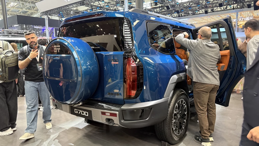 jetour soueast пекинский автосалон 2026 новинки павильон jetour g700 сбоку сзади внедорожник синий