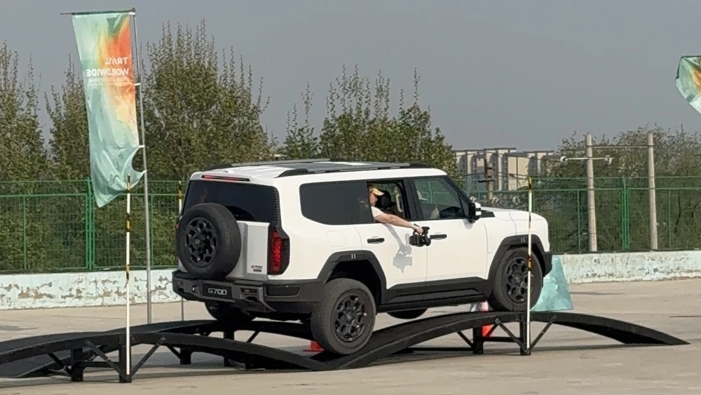 Jetour G700 тест на полигоне полный привод сбоку сзади