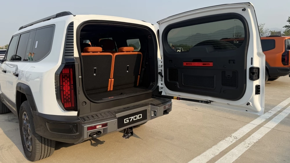 Jetour G700 тест на полигоне сбоку сзади багажник открыт