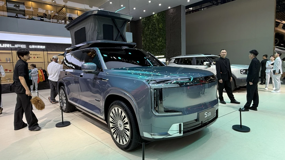 пекинский автосалон в пекине 2026 jetour l10 soueast s10 сбоку спереди голубой
