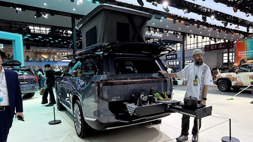 пекинский автосалон в пекине 2026 jetour l10 soueast s10 сбоку сзади голубой