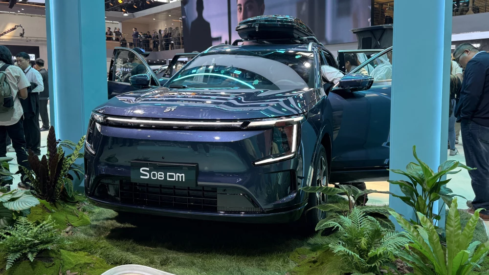 пекинский автосалон в пекине 2026 jetour l7 soueast s08 dm сбоку спереди синий