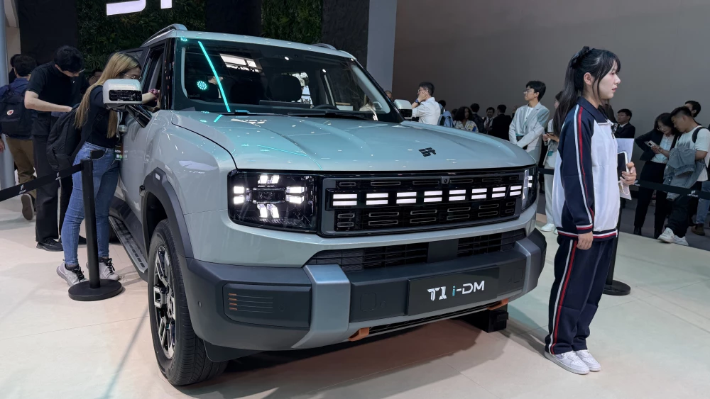 пекинский автосалон в пкение 2026 jetour t1 i-dm сбоку спереди кроссовер гибридный
