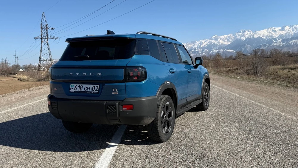 Jetour T1 тест в Казахстане сбоку сзади