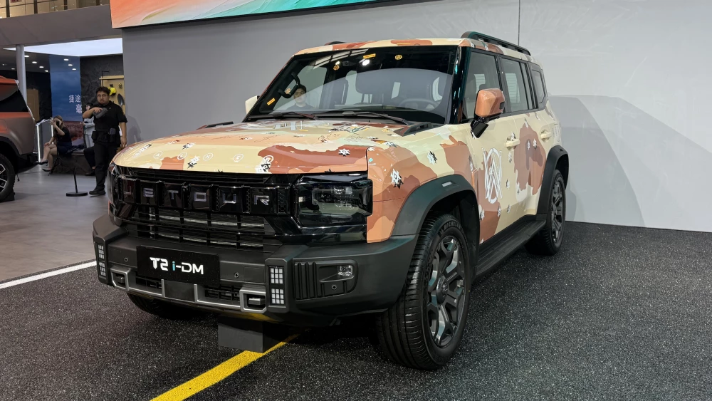пекинский автосалон в пекине 2026 jetour t2 i-dm сбоку спереди кроссовер гибридный