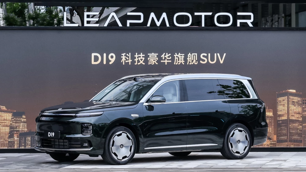 В Китае назвали цены Leapmotor D19 гибрид с самой ёмкой батареей сбоку спереди черный
