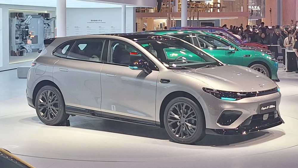 пекинский автосалон в пекине 2026 leapmotor lafa 5 ultra b05 ultra сбоку спереди серый