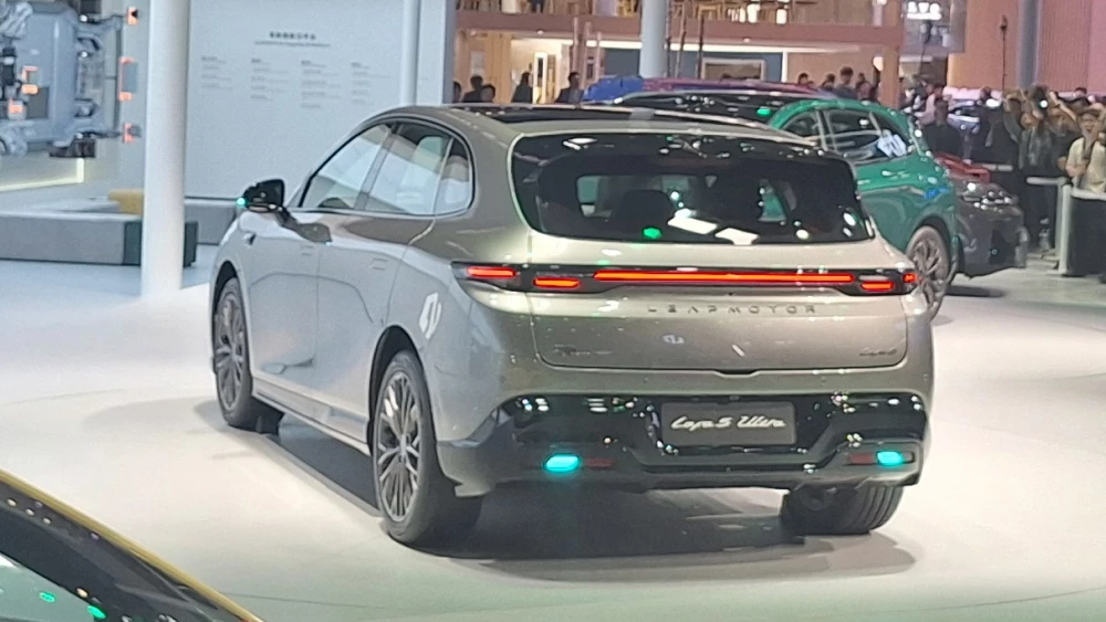 пекинский автосалон в пекине 2026 leapmotor lafa 5 ultra b05 ultra сбоку сзади серый