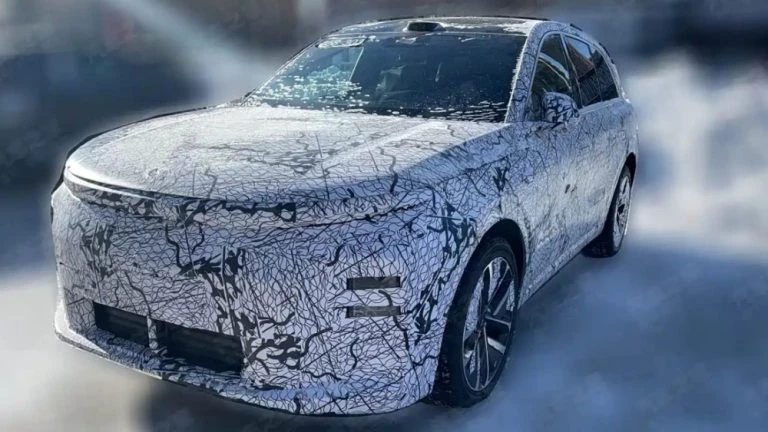 Обновленный кроссовер Li L6 сбоку спереди в камуфляже