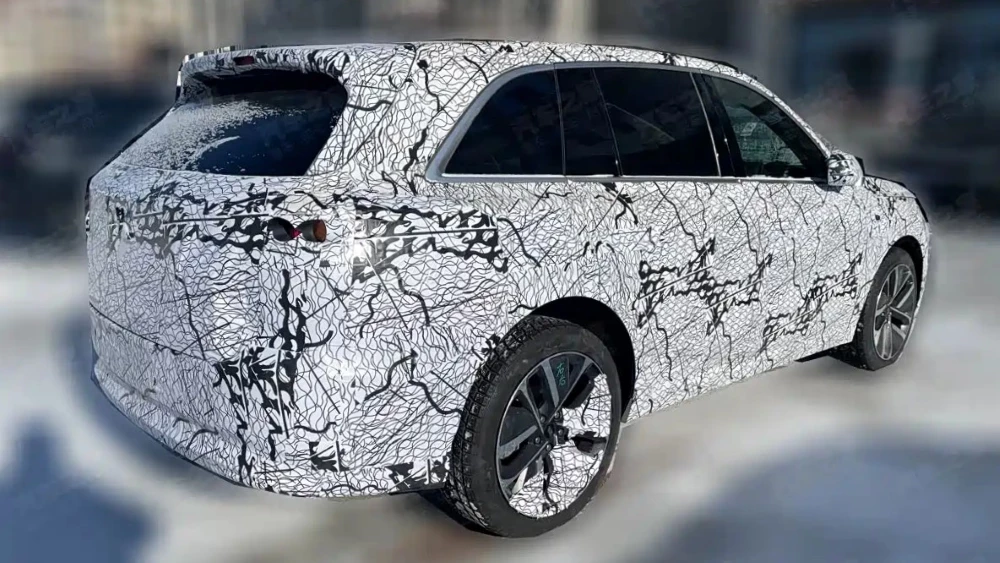 Обновленный кроссовер Li L6 сбоку сзади в камуфляже