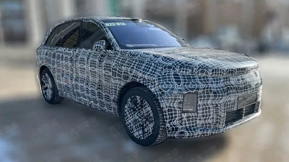 Обновленный кроссовер Li L7 сбоку спереди в камуфляже