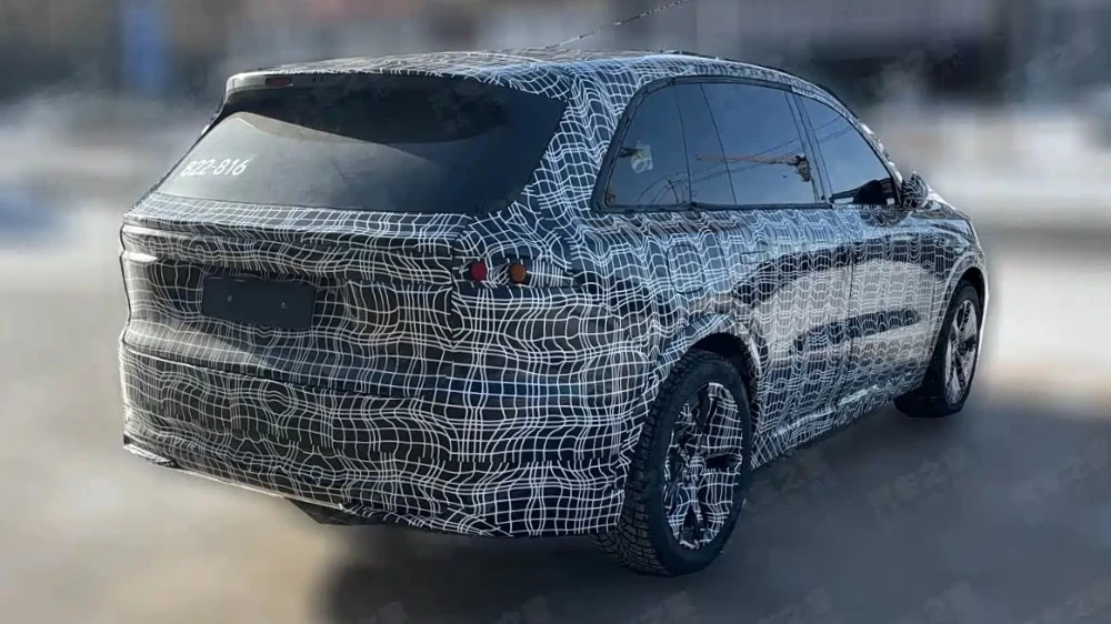 Обновленный кроссовер Li L7 сбоку сзади в камуфляже