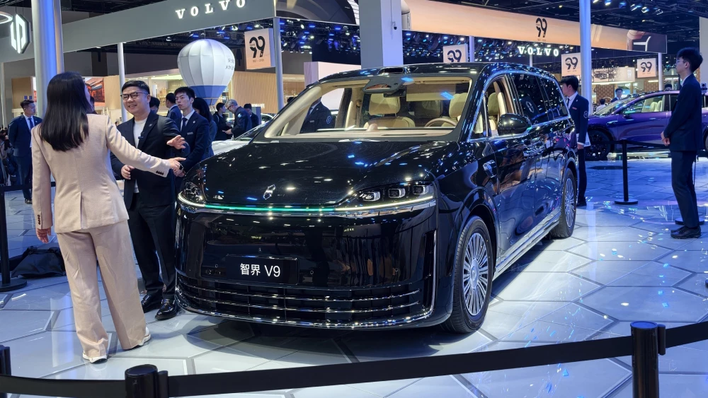 пекинский автосалон в пекине 2026 luxeed v9 минивэн сбоку спереди черный
