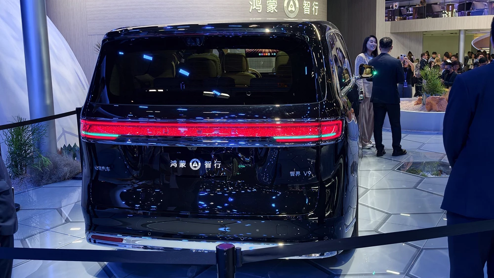 пекинский автосалон в пекине 2026 luxeed v9 минивэн сзади черный