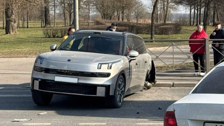 Lynk & Co 900 прошел реальный краш-тест в России авария оторвало колесо сбоку спереди