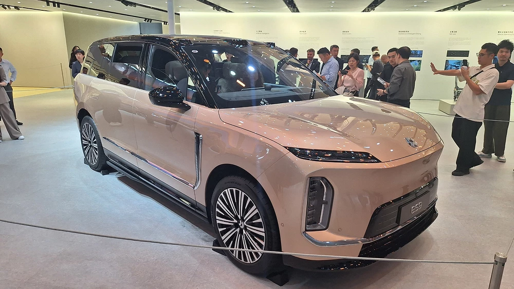 пекинский автосалон в пекине 2026 nio es9 кроссовер сбоку спереди