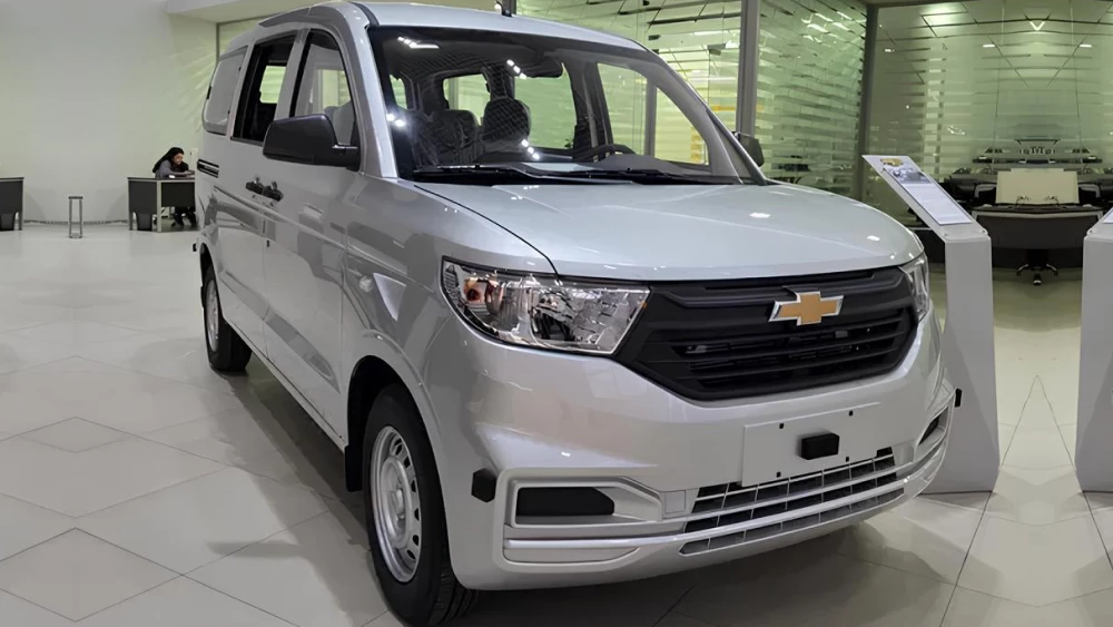 Новый Chevrolet Damas появился у дилеров в Узбекистане сбоку спереди серый