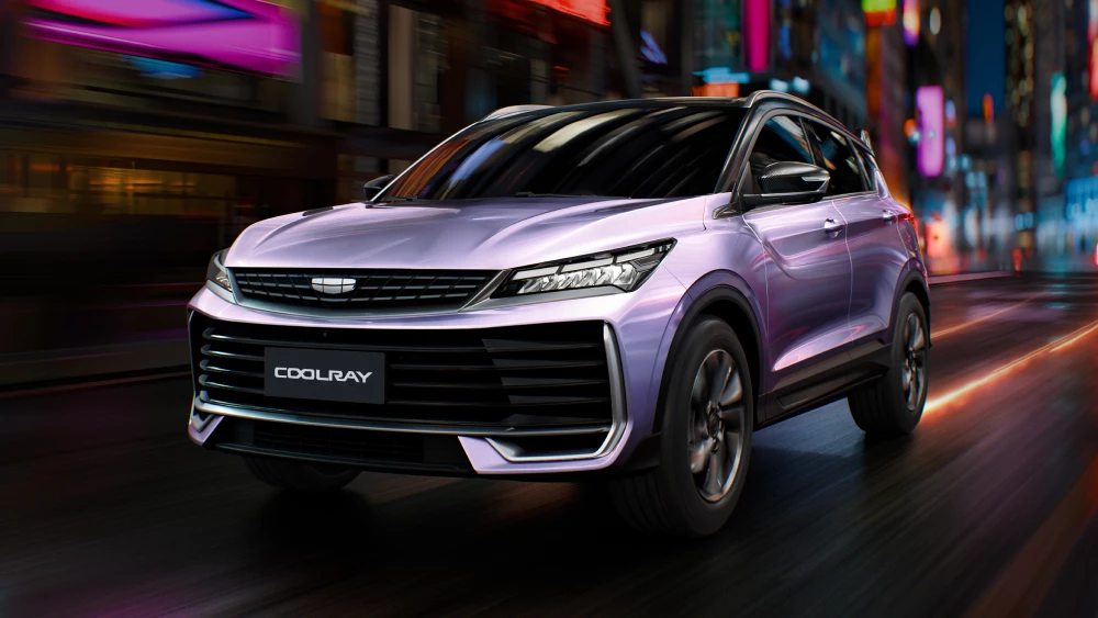 Новый Geely Coolray анонсировали в России кроссовер сбоку спереди лиловый перламутр динамика