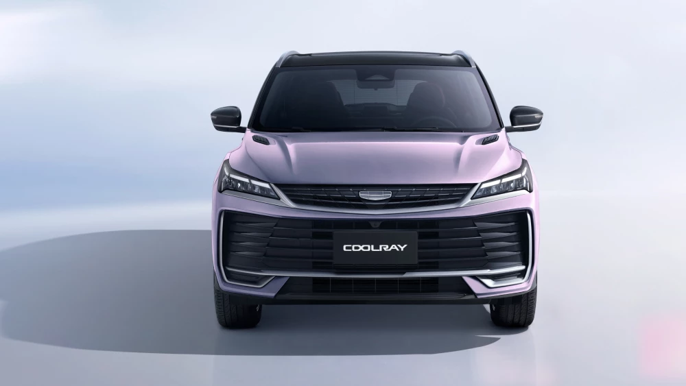 Новый Geely Coolray анонсировали в России кроссовер спереди лиловый перламутр