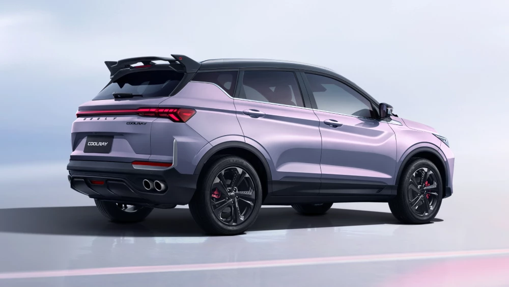 Новый Geely Coolray анонсировали в России кроссовер сбоку сзади лиловый перламутр