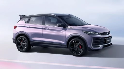 Новый Geely Coolray анонсировали в России кроссовер сбоку спереди лиловый перламутр