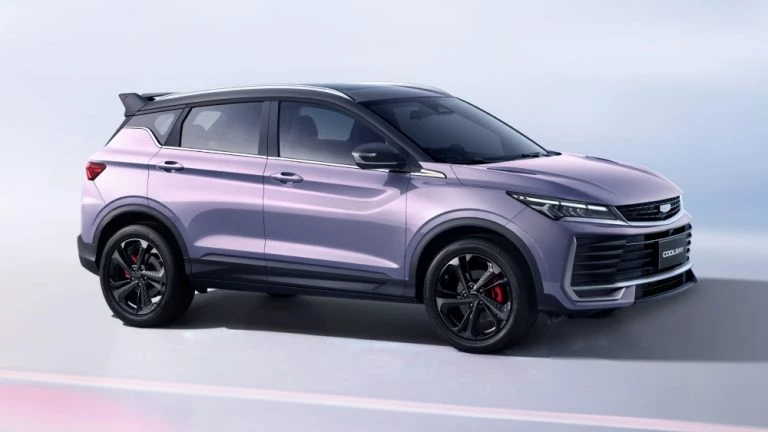 Новый Geely Coolray анонсировали в России кроссовер сбоку спереди лиловый перламутр