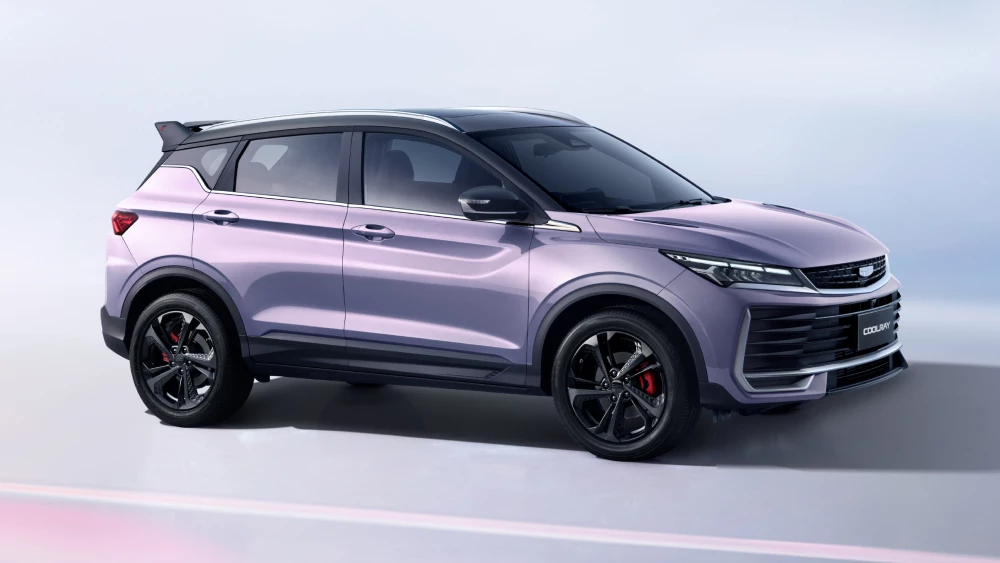 Новый Geely Coolray анонсировали в России кроссовер сбоку спереди лиловый перламутр