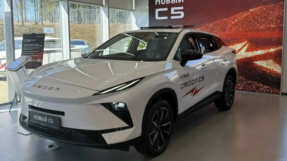 Omoda C5 новый обновленный у дилера в автосалоне Динамика Смоленск сбоку спереди