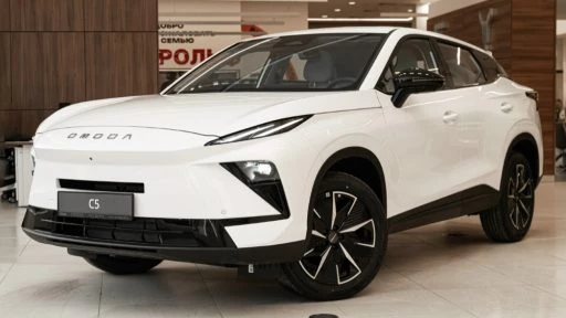 Omoda C5 новый обновленный у дилера в автосалоне Рольф Химки сбоку спереди